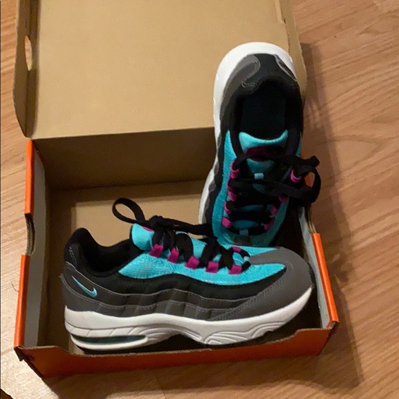 A pair of girl Vans and girl AirMax - Picture 3 of 4